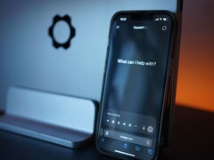 En smartphone med ett AI-chattgränssnitt som ryms i en hand