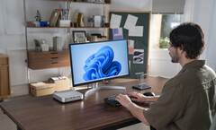 Minisforum har uppdaterat sin AI X1 Pro mini-PC, på bilden bredvid en bildskärm och ett tangentbord på ett skrivbord, med ny AMD-hårdvara (bildkälla: Minisforum)