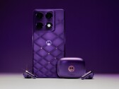 Motorola Signature och Moto Buds 2 Plus i Pantone Violet Indigo.