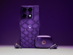Motorola Signature och Moto Buds 2 Plus i Pantone Violet Indigo.