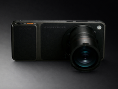 Find X9 Ultra med ett telekonvertertillbehör monterat.