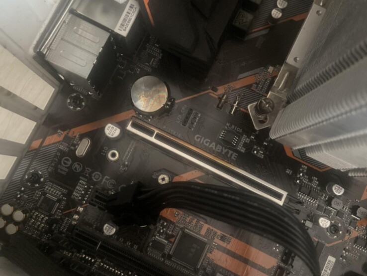 Gigabyte-moderkort med brännmärken på PCIe-platsen. (Bildkälla: user_634494 på Quasar Zone)