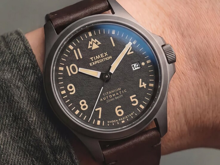 En Timex Expedition Field Post Titanium-klocka som bärs på handleden, med svart urtavla och svart titanboett.