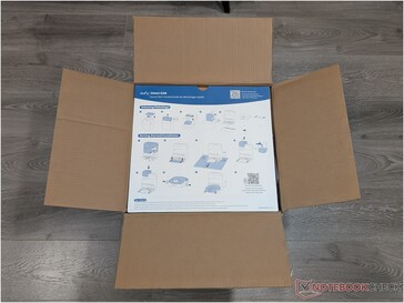 Detaljhandelsförpackning för eufy Omni C28 robotdammsugare.