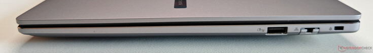 Höger sida: USB-A 3.2 Gen1 (5 Gbit/s), Gigabit Ethernet, Kensington Nano Saver-lås