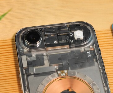 Närbild av transparent iPhone Air som visar den exponerade kameramodulen, blixten och de interna komponenterna under den genomskinliga bakpanelen. (Bildkälla: Phone Repair Guru via YouTube)