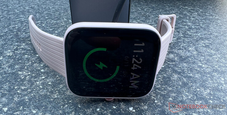 Amazfit Bip 3 Pro laddas via en magnetisk USB-laddningskabel