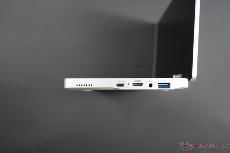 USB-C (troligen Gen.1) med laddningsfunktion, mini-HDMI, ljudport, USB 3.0 (Typ A)