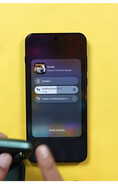 Gränssnittet för ljuddelning på en OnePlus-telefon som visar två anslutna par trådlösa öronsnäckor som kan användas för samtidig ljuduppspelning.