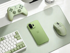 OnePlus 15T sägs ha en 360° surround högpresterande antennuppsättning. På bilden: telefonen placerad bredvid en mus, en handkontroll och ett tangentbord.