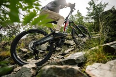 Rotwild R.EX e-cykel (bilden) har en förhöjd boxramdesign som rymmer ett lättviktigt 864Wh IPU Gen4-batteri och en 105Nm vridmomentklassad Avinox-motor. (Bildkälla: Rotwild)
