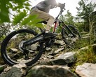 Rotwild R.EX e-cykel (bilden) har en förhöjd boxramdesign som rymmer ett lättviktigt 864Wh IPU Gen4-batteri och en 105Nm vridmomentklassad Avinox-motor. (Bildkälla: Rotwild)