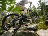 Rotwild R.EX e-cykel (bilden) har en förhöjd boxramdesign som rymmer ett lättviktigt 864Wh IPU Gen4-batteri och en 105Nm vridmomentklassad Avinox-motor. (Bildkälla: Rotwild)