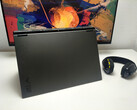 Asus TUF Gaming A18 prioriterar en gigantisk skärm framför bärbarhet.