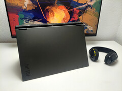 Asus TUF Gaming A18 prioriterar en gigantisk skärm framför bärbarhet.