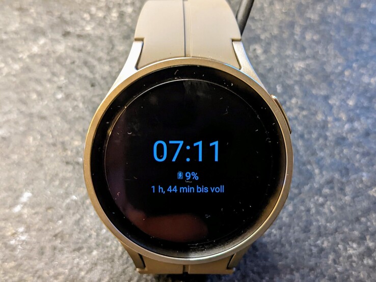 Samsung Galaxy Watch5 Pro laddas trådlöst via Qi-standarden