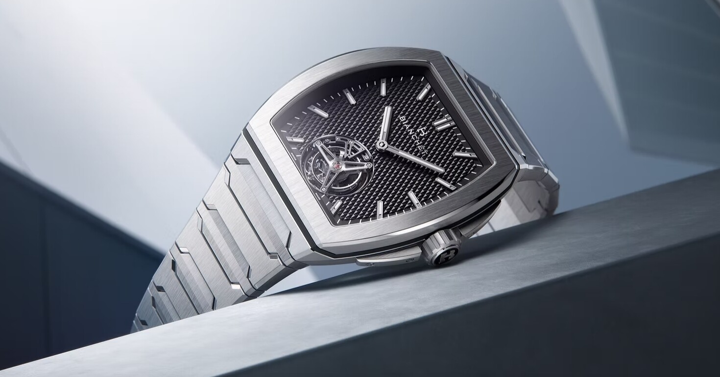Vinklad vy av Bianchet B 1.618 UltraFino som framhäver den flygande tourbillonen och den texturerade urtavlans design (Bildkälla: Bianchet Official Website)