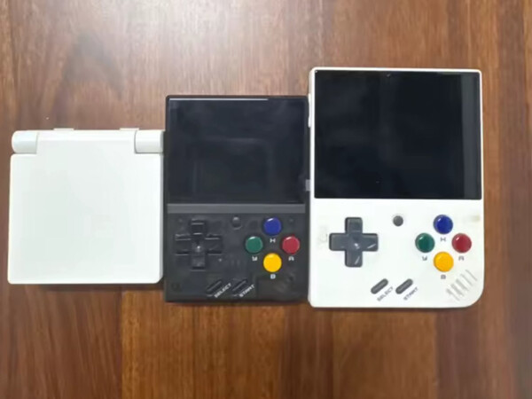Miyoo Mini Flip bredvid en Mini V4 och en Mini Plus. (Bildkälla: via Miyoo Mini Stock Alerts)