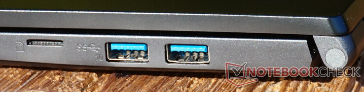 Anslutningar till höger: microSD-kortplats, två USB-A (10 Gbit/s)