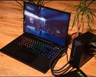 XMG Neo 15 bärbar dator ansluten till en extern vattenkylningsenhet medan spelet Control körs. (Bildkälla: XMG/Reddit)