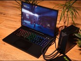 XMG Neo 15 bärbar dator ansluten till en extern vattenkylningsenhet medan spelet Control körs. (Bildkälla: XMG/Reddit)