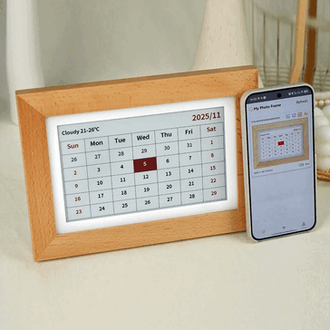 En digital fotoram från Bigme som visar en kalender bredvid en smartphone.