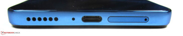 Undersidan: högtalare, mikrofon, USB-C 2.0, SIM/microSD-kortplats