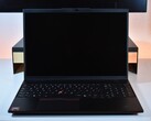 Lenovo ThinkPad L16 Gen 2 i sin naturliga miljö: ett skrivbord.