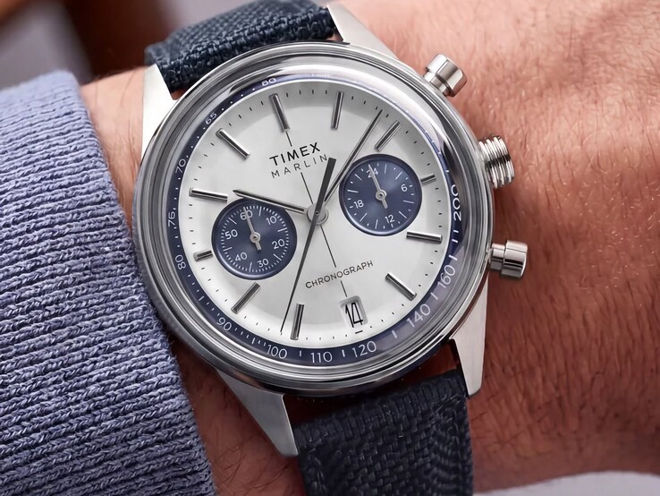 Närbild av Timex Marlin Jet Chronograph TW2Y89900 på en handled.