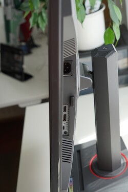 Anslutningar - strömförsörjning för det integrerade nätaggregatet, HDMI 2.1, DisplayPort 1.4, USB-C med DP 1.4 och PD 15W