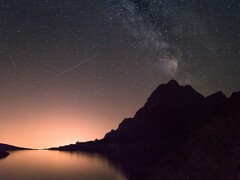 En bild som visar en meteor som korsar himlen. (Bildkälla: StockSnap - Pixabay)