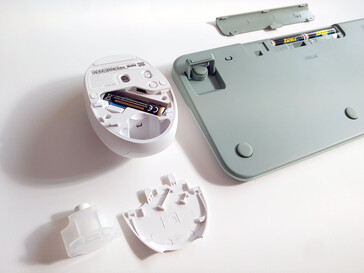 Fack för batterier. (Bildkälla: Notebookcheck)