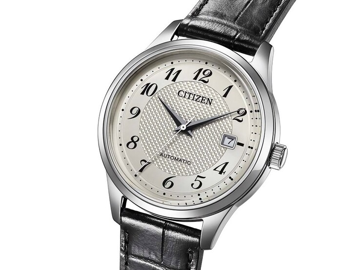 Framsidan av den automatiska klockan Citizen NJ0250-01B med silverfärgad urtavla, svarta arabiska siffror, datumfönster och svart läderarmband.