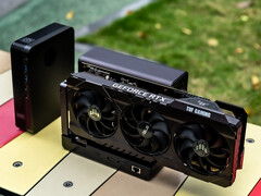 MCIO för GPD G2 eGPU kommer att vara begränsad till PCIe 4.0 x8-hastigheter. Pcitured: en bild som visar GPD G2 med en GPU och minidatorn GPD Box. 