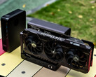 MCIO för GPD G2 eGPU kommer att vara begränsad till PCIe 4.0 x8-hastigheter. Pcitured: en bild som visar GPD G2 med en GPU och minidatorn GPD Box. 