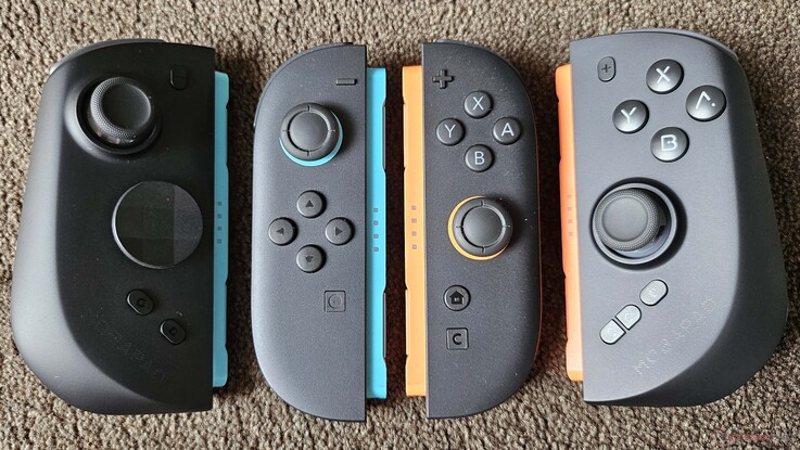 En jämförelse med de ursprungliga Joy-Cons visar på den betydande storleksskillnaden mellan M12S-kontrollerna.