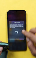 En OnePlus-telefon som visar inställningsskärmen för ljuddelning, där användaren uppmanas att sätta ett andra par trådlösa hörlurar i parningsläge.