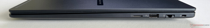 Höger: microSD-läsare, USB-A 3.2 Gen.2 (5 GBit/s), Gigabit Ethernet, Kensington Nano Security Slot