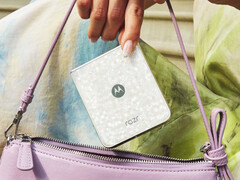 Razr 70 Ultra i en av de många färgerna vid lanseringen.