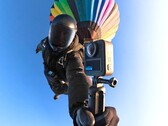 Den nya GoPro Max 2 har precis fallit ner från himlen, vilket kan ses i denna officiella teaserbild (Bildkälla: GoPro)