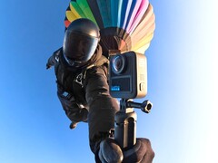 Den nya GoPro Max 2 har precis fallit ner från himlen, vilket kan ses i denna officiella teaserbild (Bildkälla: GoPro)