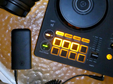 Den trådlösa sändaren ansluts till källorna med en enda kabel. (Bildkälla: Notebookcheck)