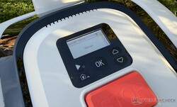 Kontrollpanel och display på robotgräsklipparen