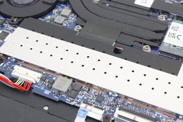 2x löstagbara DDR5 SODIMM-moduler skyddas av en aluminiumplatta