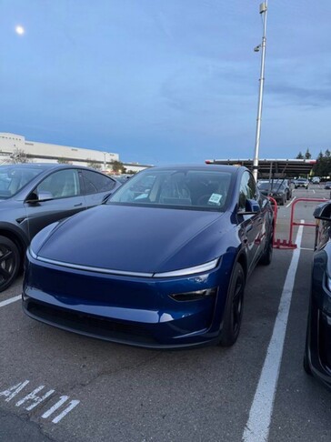 Den nya Model Y i färgen Deep Blue Metallic