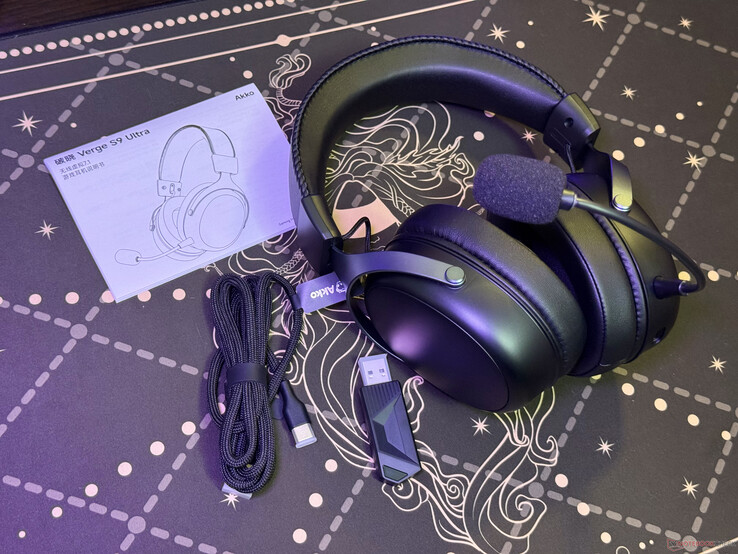 Hörlurarna levereras med en USB-C-kabel, en trådlös mottagare och en bruksanvisning
