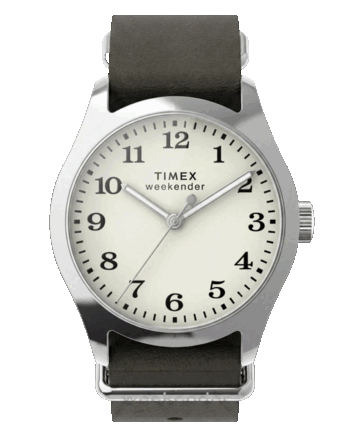 Timex Weekender New England TW2Y86600 med ett 34 mm silverfärgat boett, krämfärgad urtavla och mörkgrönt läderarmband.