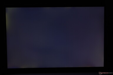 Måttligt ojämnt bakljus som blöder längs hörnen