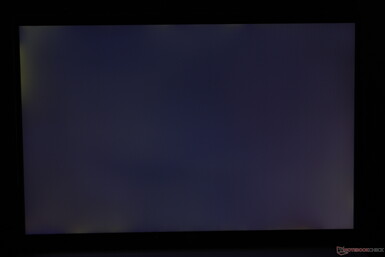 Måttligt ojämnt bakljus som blöder längs hörnen