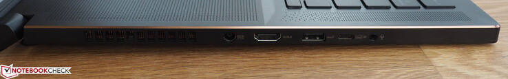 Vänster sida: ström, HDMI 2.0-port, USB-A 3.1 Gen2-port, USB-C 3.1 Gen2-port med stöd för DisplayPort 1.4, 3.5 mm hörlursanslutning